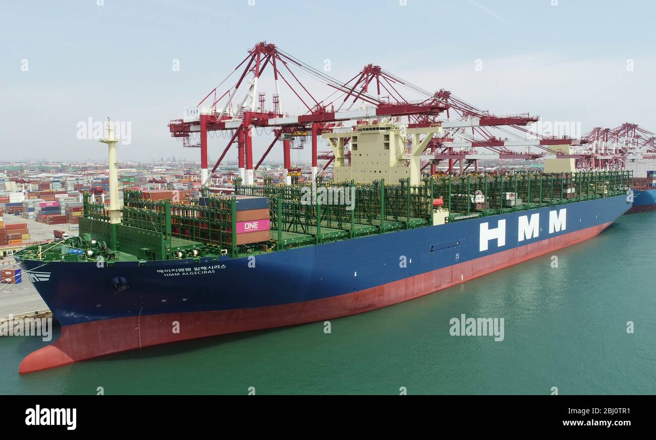 Qingdao, Qingdao, China. April 2020. ShangdongÃ¯Â¼Å'CHINA-am 26. April machte die HMM algesilas, der weltweit größte Containerschiff mit einer Containerladung von 24,000 TEU, ihre Jungfernfahrt zum Hafen Qingdao in der provinz shandong. Das Schiff, das am Montag in Südkorea ausgeliefert wurde, ist 399.9 Meter lang, 61.03 Meter breit und 33.2 Meter tief und damit das größte Containerschiff der Welt in Betrieb. Quelle: SIPA Asia/ZUMA Wire/Alamy Live News Stockfoto