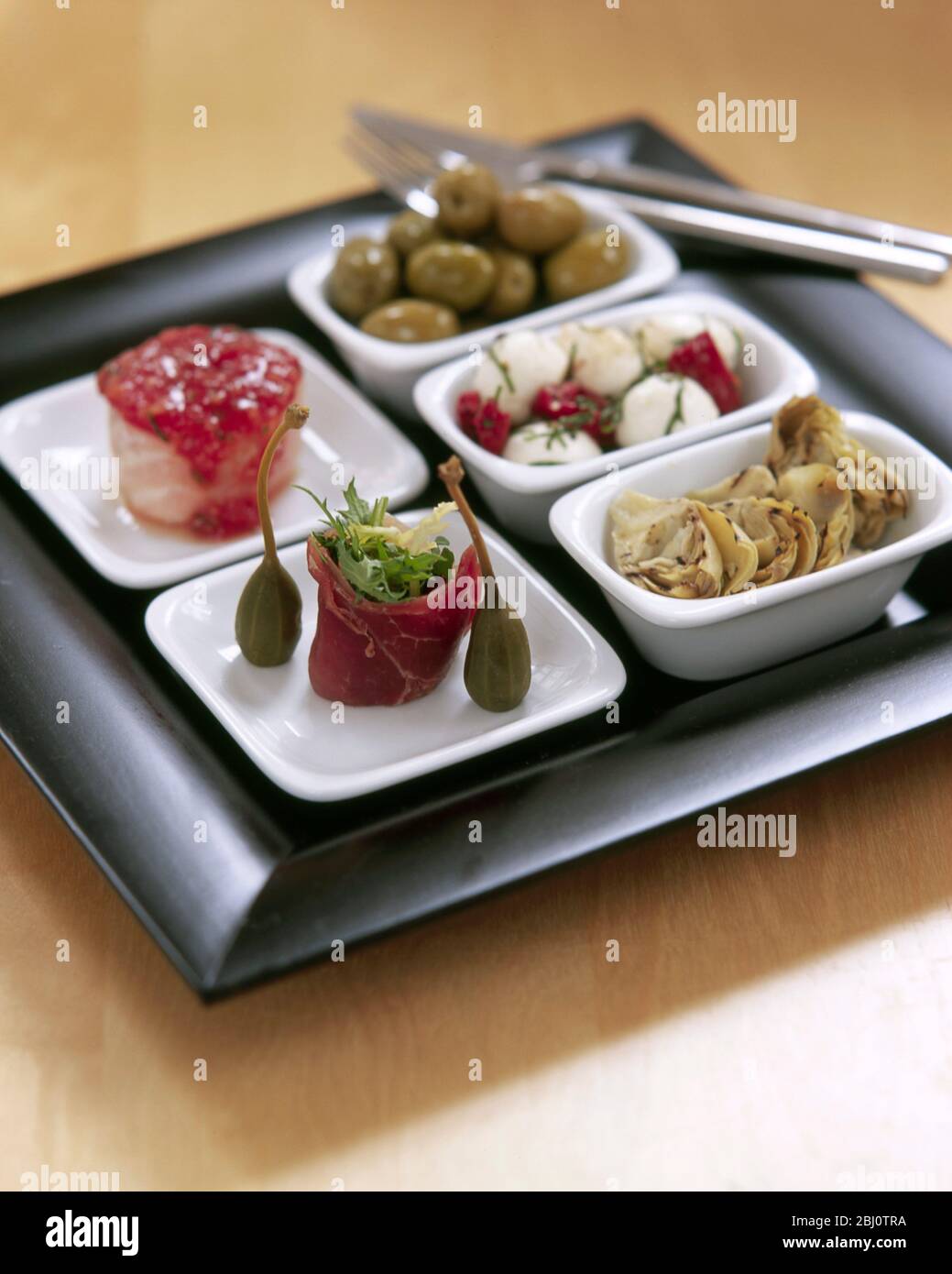 Tablett mit Tapas-Gerichten als Executive Desk Lunch - Stockfoto