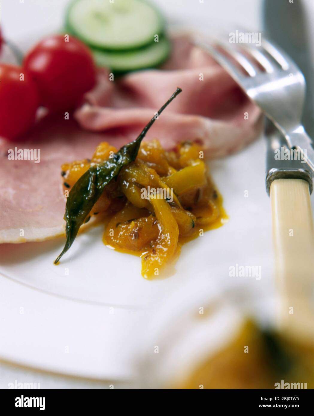 Hausgemachte indische frische Mango Chutney mit Schinken und Gurken und Tomaten serviert - Stockfoto