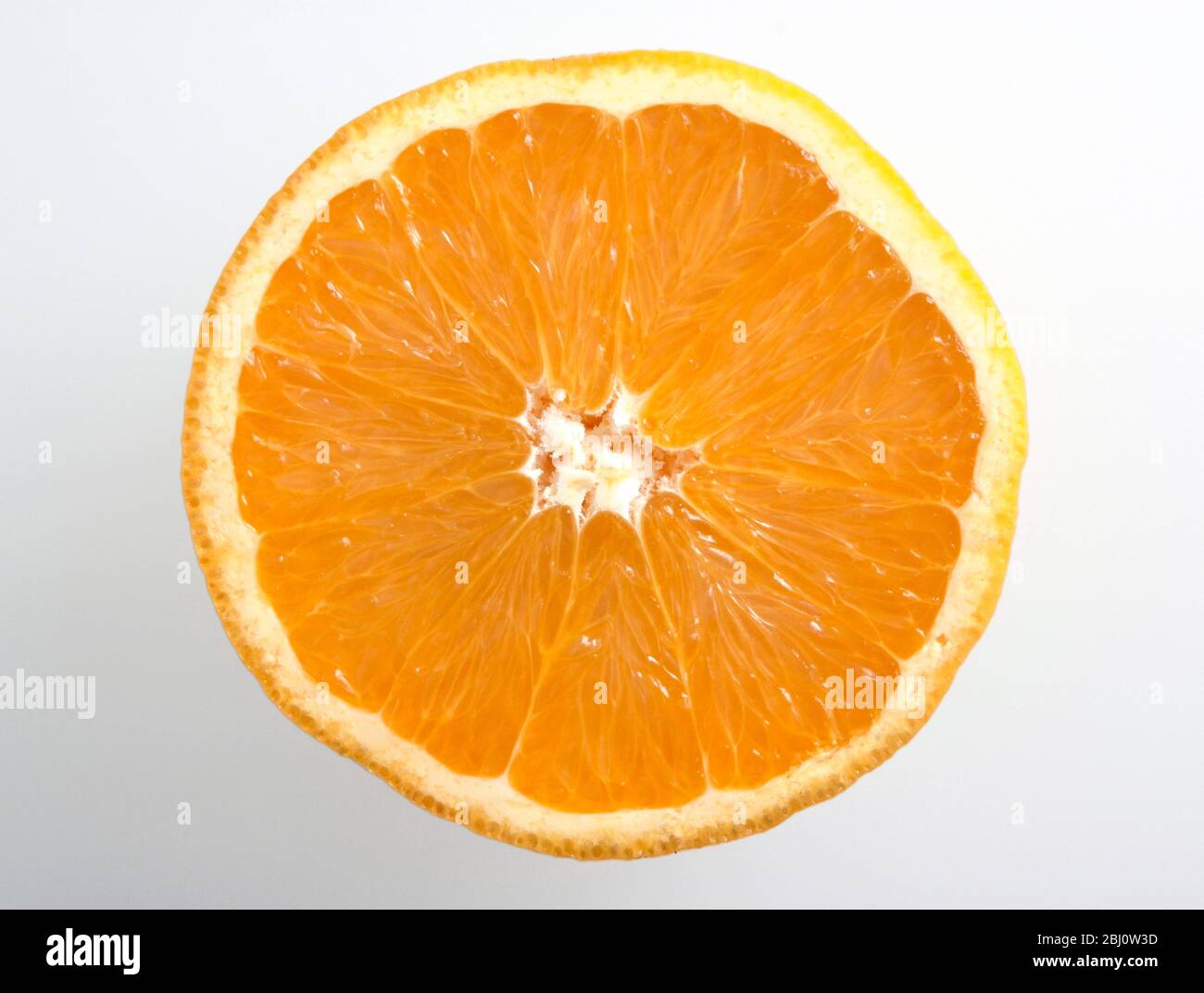 Schnitt Gesicht von halb orange vor weißem Hintergrund - Stockfoto