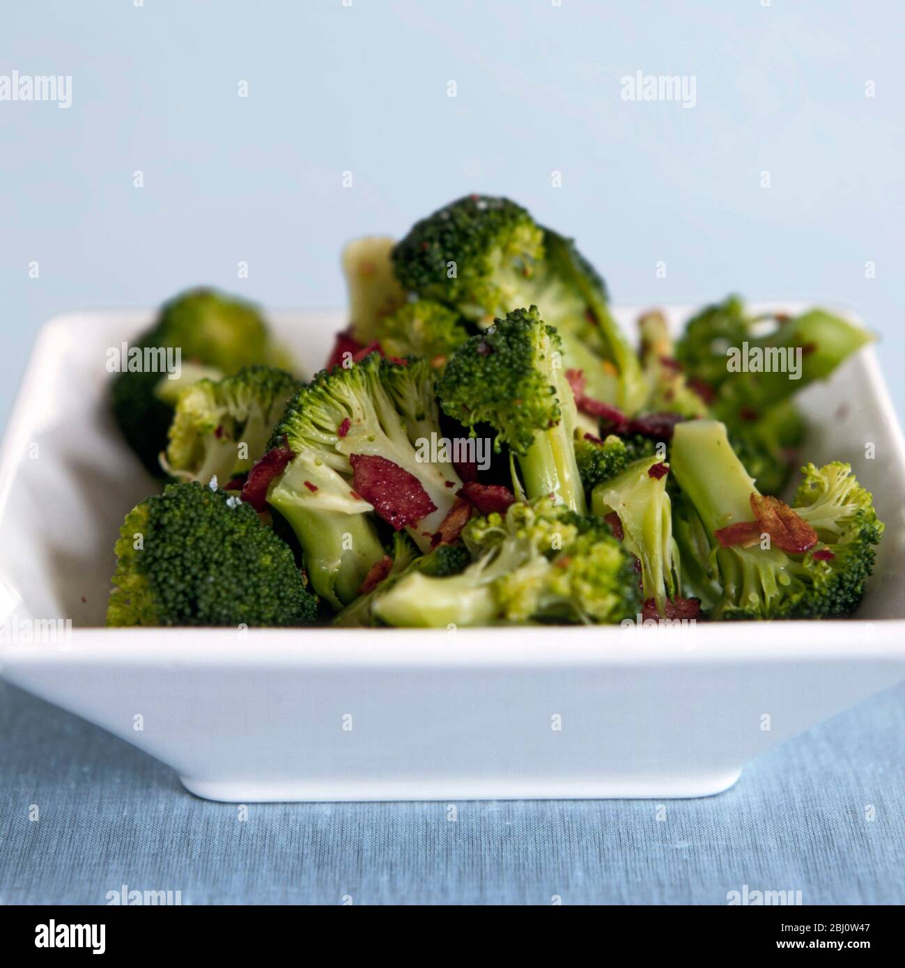 Brokkoli-Röschen mit knusprig gebratenem Speck - Stockfoto