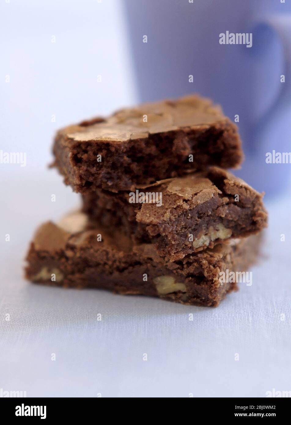 Schokolade Brownies im Stapel mit lila Becher - Stockfoto