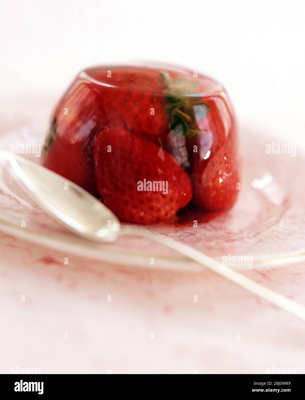 Dessert von ganzen Erdbeeren in Weißweingelee - Stockfoto