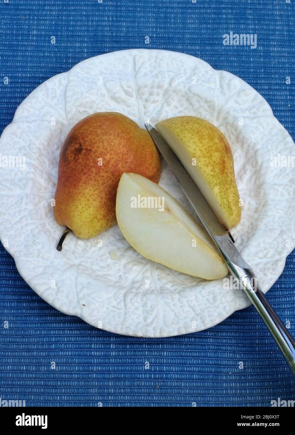 Birne auf Weißkohlblatt Teller mit Obstmesser - Stockfoto