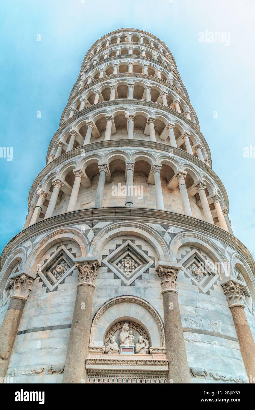 Gerader Turm von Pisa an einem bewölkten Tag in anderer Perspektive. Stockfoto