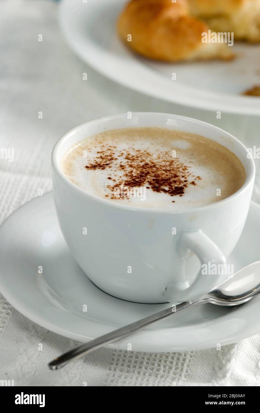 Weiße Tasse Cappuccino - Stockfoto