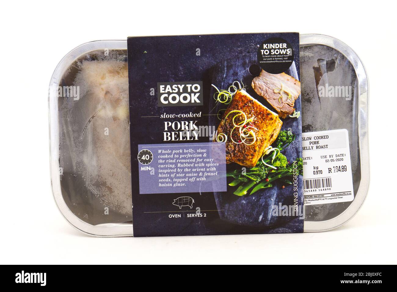 Alberton, Südafrika - ein Behälter mit leicht zu kochen Schweinebauch Braten von Woolworths Essen isoliert auf einem klaren Hintergrundbild mit Kopierraum Stockfoto