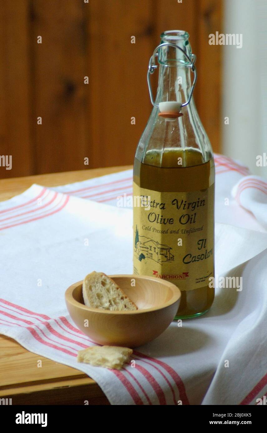 Natives Olivenöl extra mit rustikalem Brot zum Eintauchen - Stockfoto