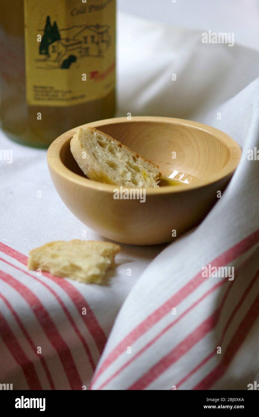 Natives Olivenöl extra mit rustikalem Brot zum Eintauchen - Stockfoto