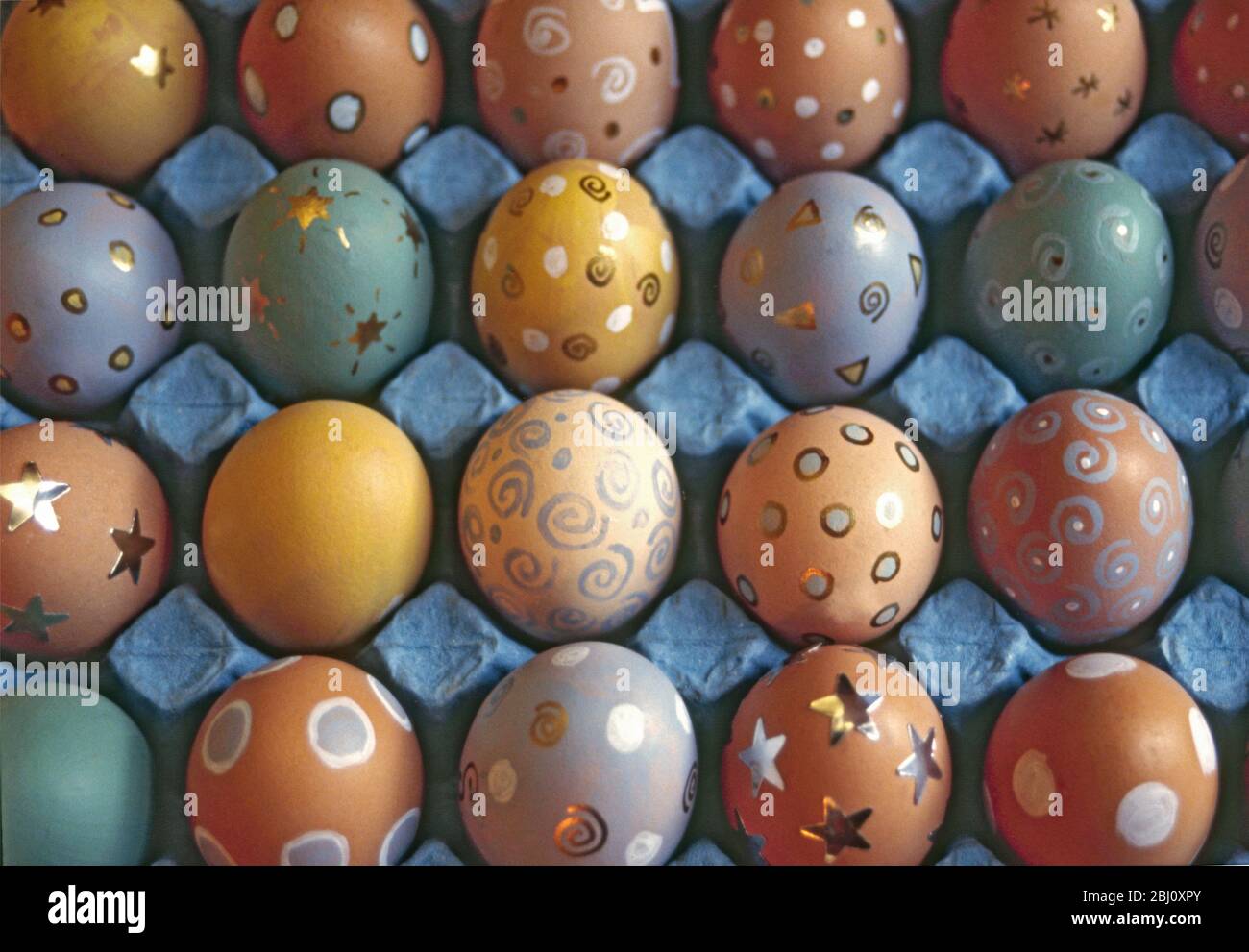 Eiertablett mit bemalten und dekorierten Eiern für ostern - Stockfoto