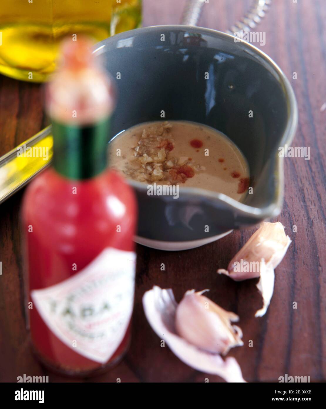 Salatdressing mit extra Gewürz der Tabasco-Sauce - Stockfoto