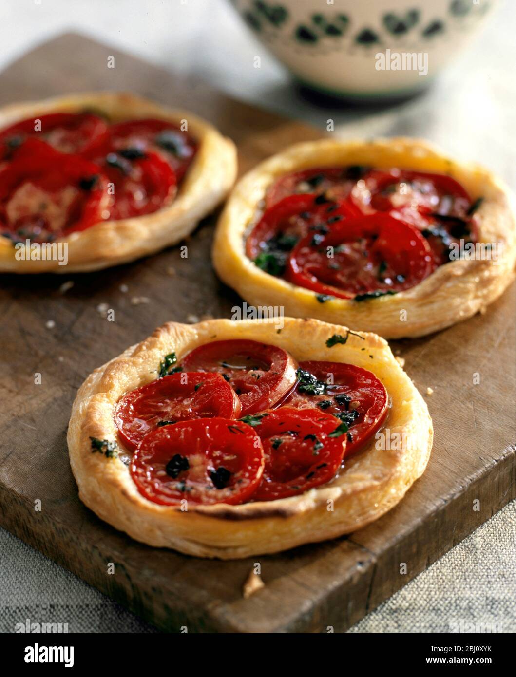 Einfache Törtchen aus Blätterteig und frischen Tomaten - Stockfoto