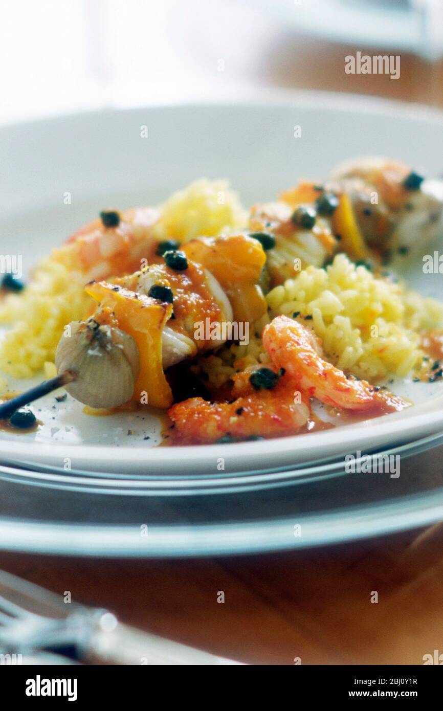 Meeresfrüchte-Kebabs mit Reis und würziger Sauce - Stockfoto