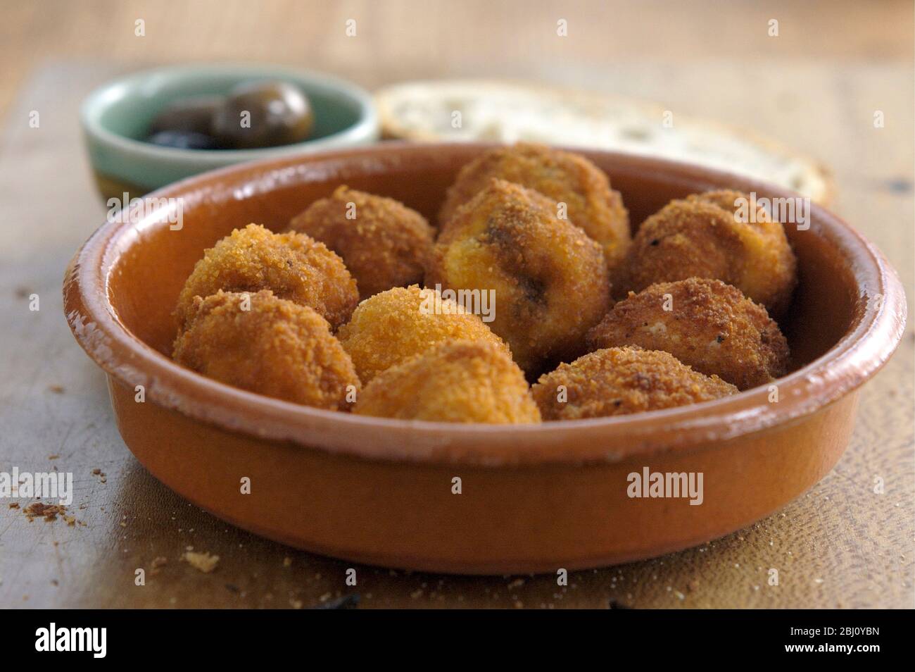 Italienische Pilze gefüllt mit Ricotta Chili und Knoblauch, mit Semmelbröseln überzogen und frittiert. - Stockfoto