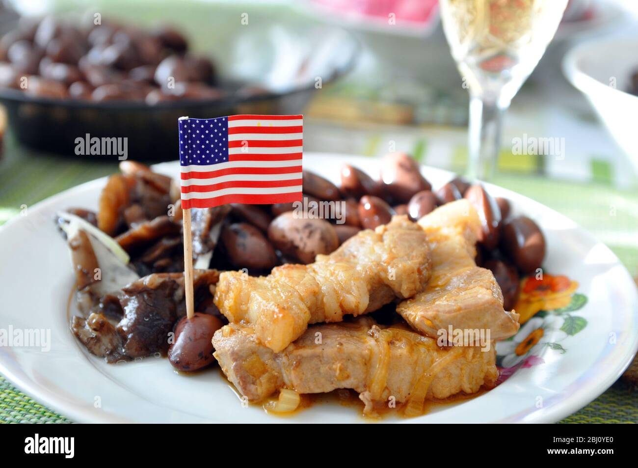 Hausgemachter Memorial Day. Ein Gericht mit Fleisch und gekochten Bohnen auf dem heimischen Tisch. USA. Stockfoto