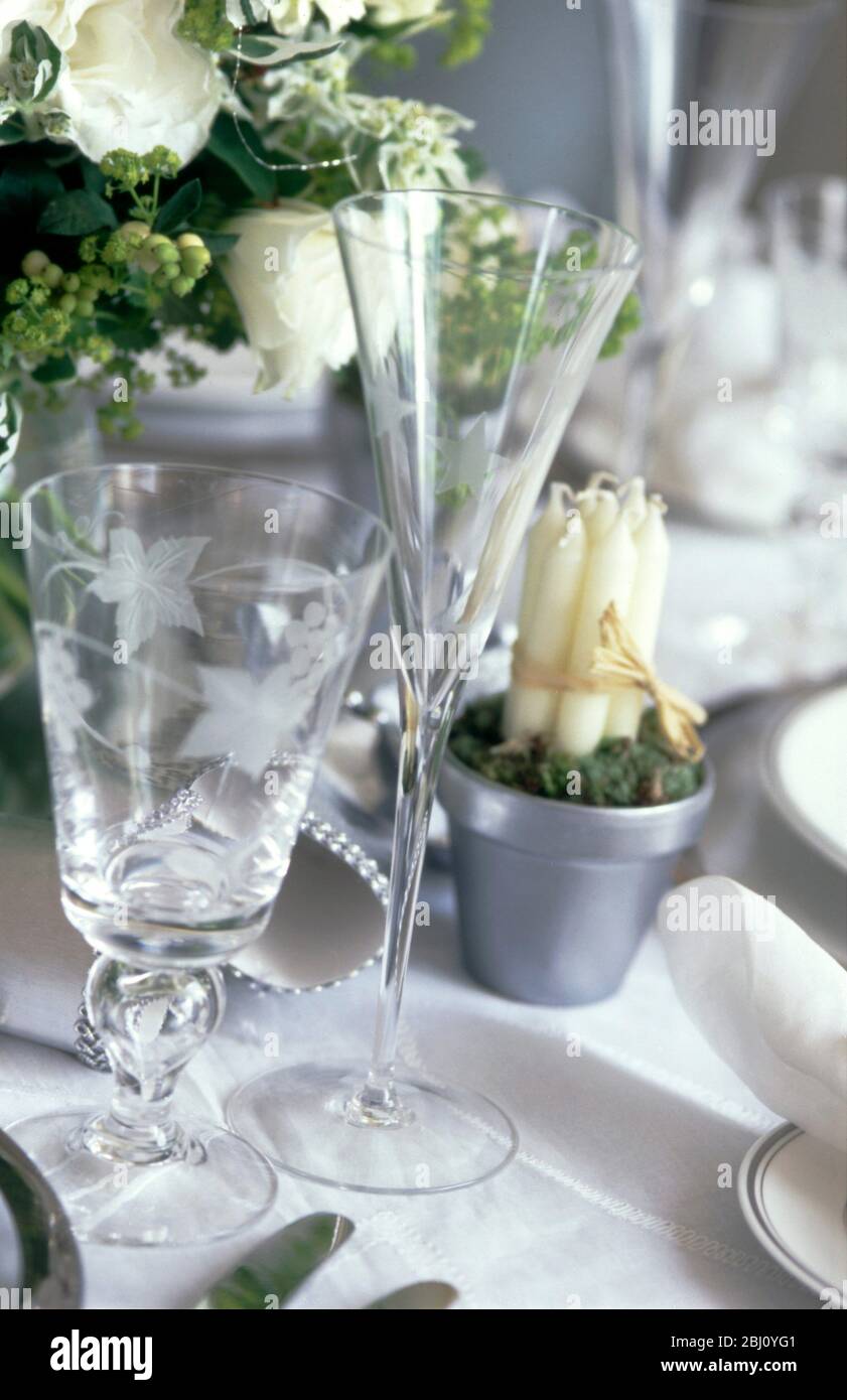 Detail der Hochzeit Party Tisch Einstellung mit Gläsern und Blumen - Stockfoto