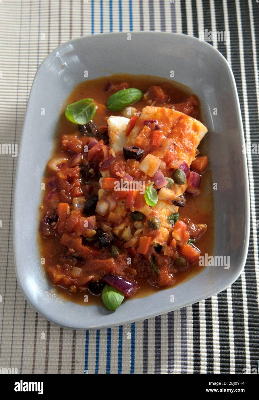 Kabeljau-Steaks mit mediterraner Tomatensoße - Stockfoto