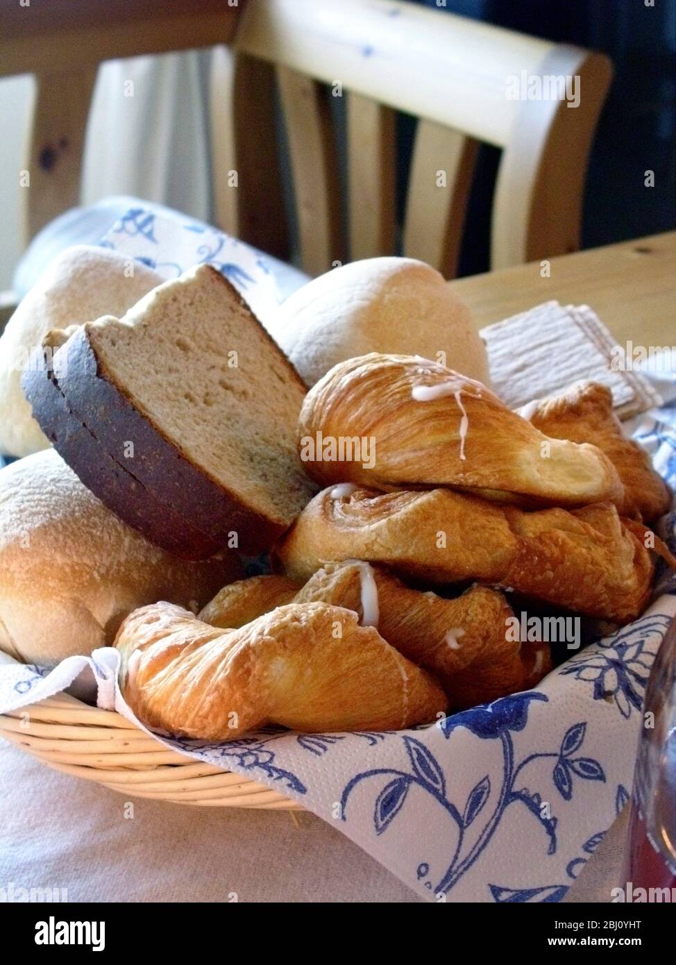 Eine Auswahl an verschiedenen Brotsorten und Gebäck im Korb auf dem Tisch. Schweden - Stockfoto