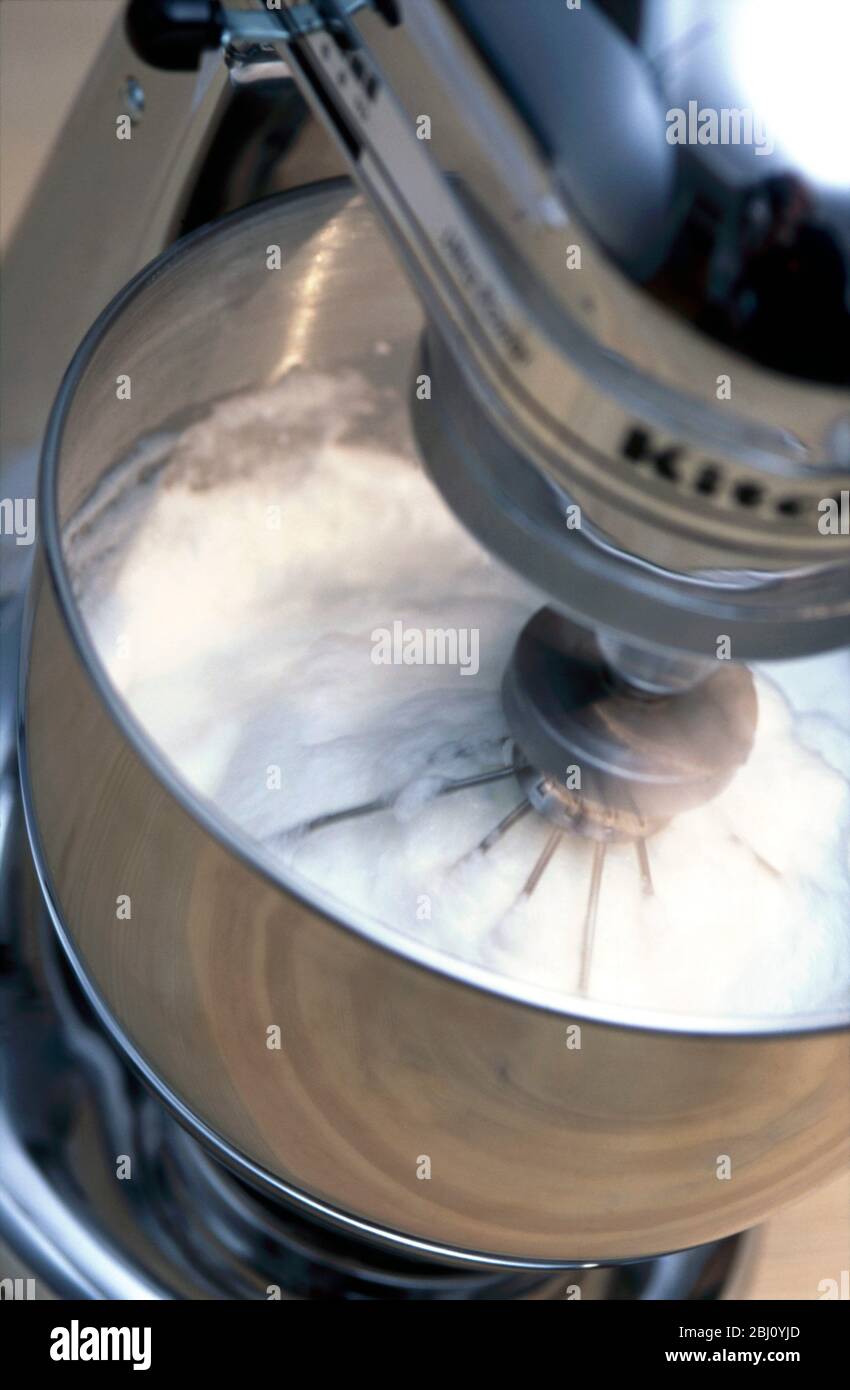 Küchenhelfermischer zum Schneebesen von Eiweiß - Stockfoto