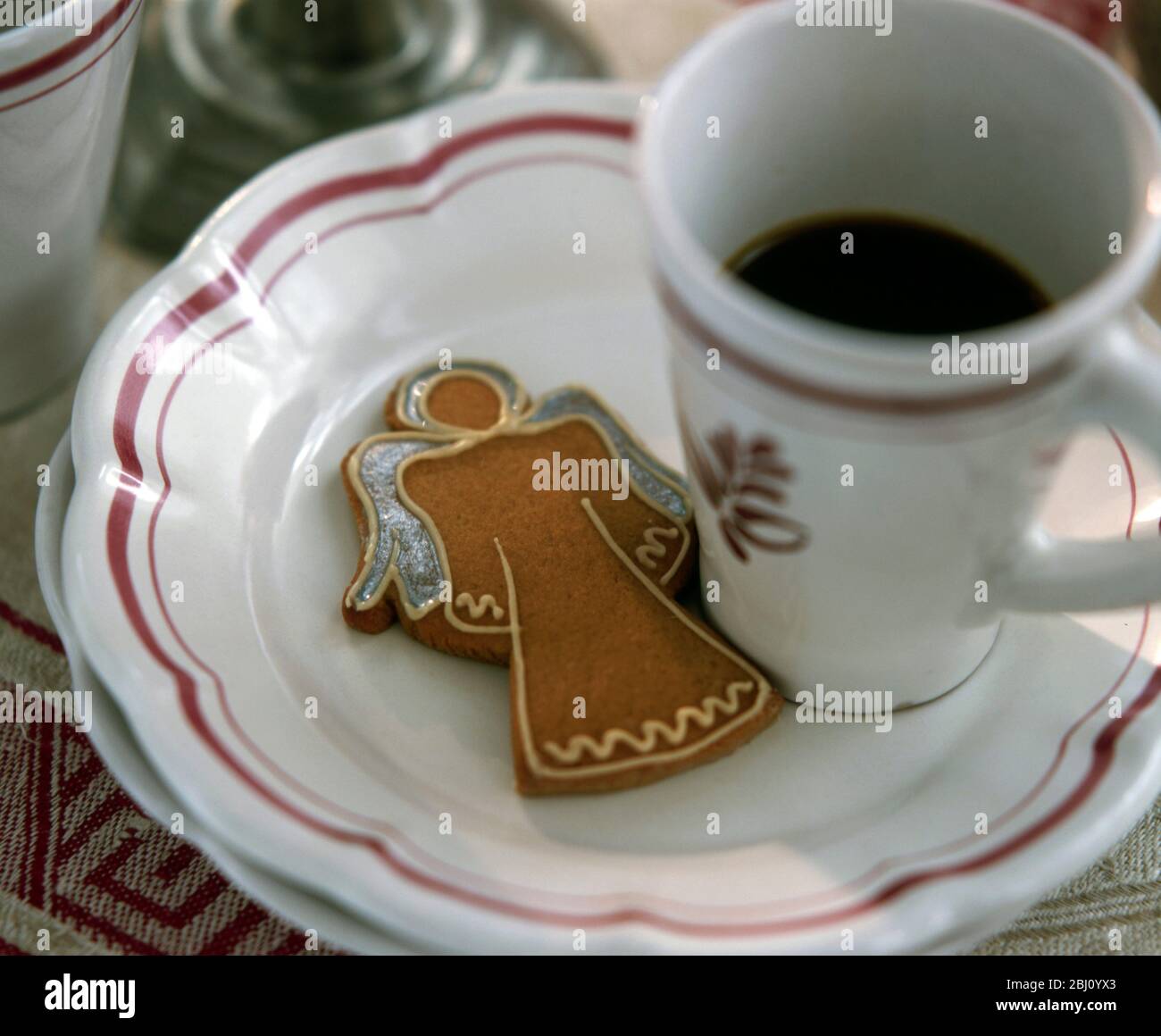 Engel geformter Ingwer Keks mit Tasse Kaffee - Stockfoto