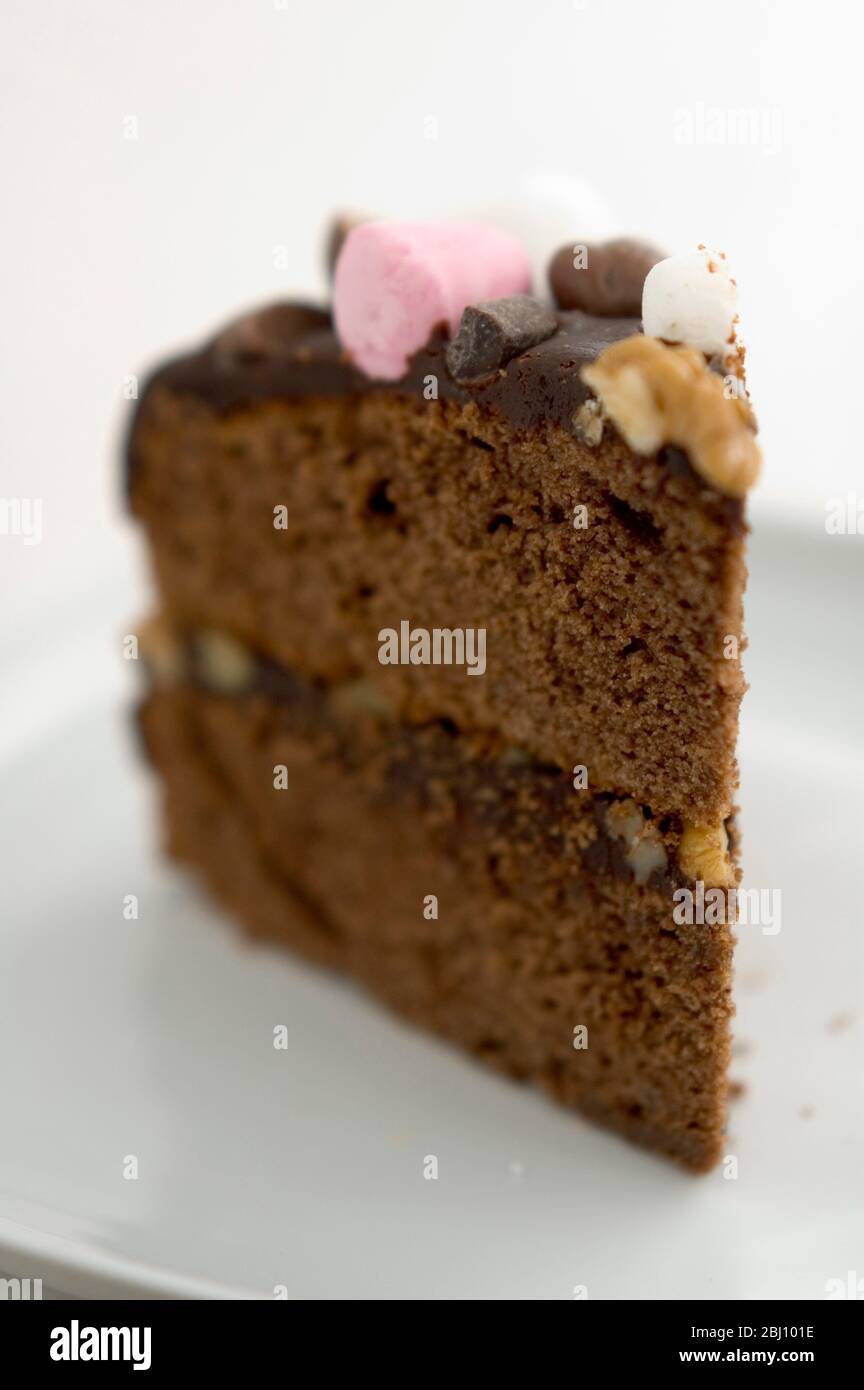 Scheibe Schokolade 'Rocky Road' Kuchen mit Nüssen, Marshmalllows und Süßigkeiten - Stockfoto