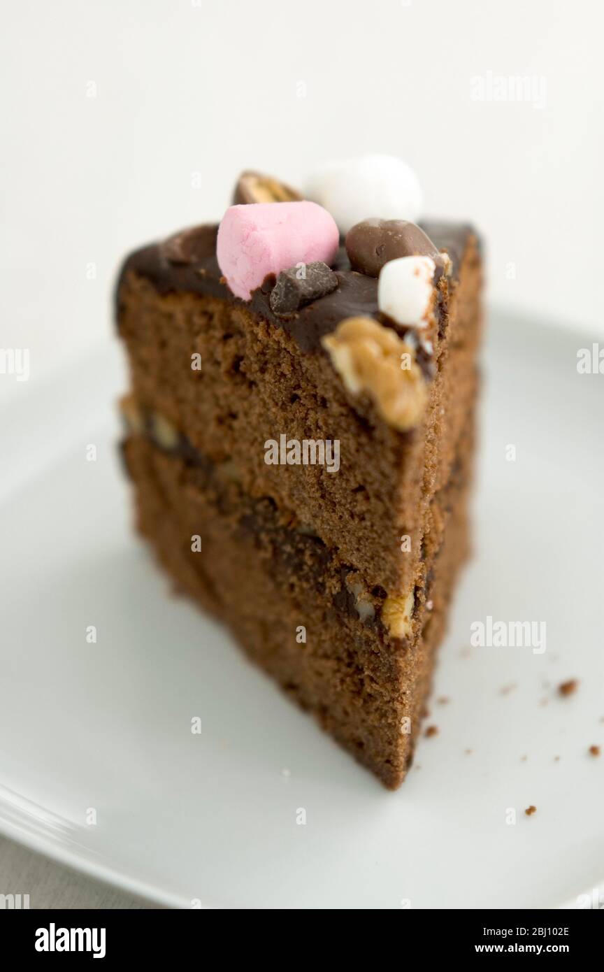 Scheibe Schokolade 'Rocky Road' Kuchen mit Nüssen, Marshmalllows und Süßigkeiten - Stockfoto