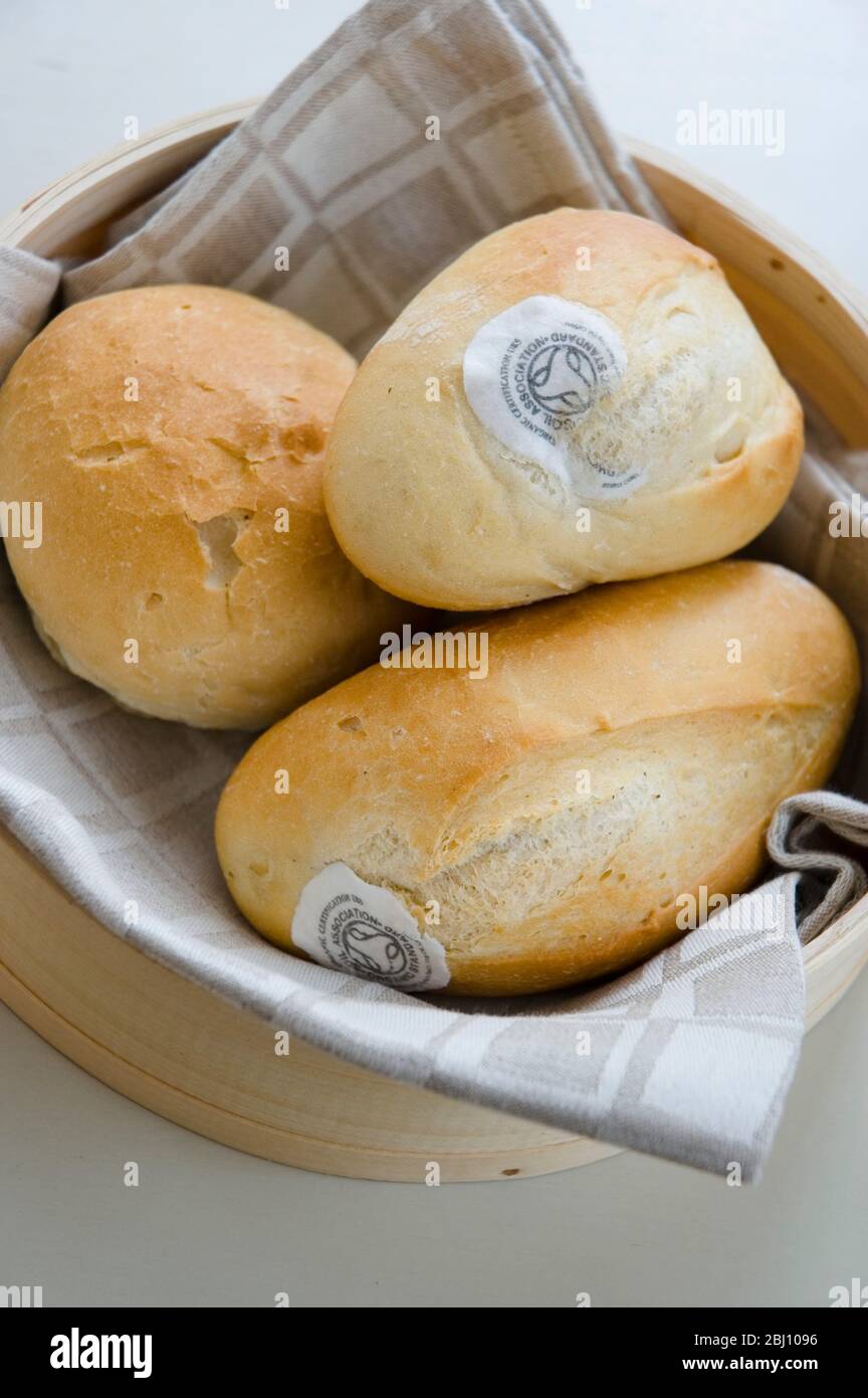 Brotkorb mit drei weißen Bio-Brötchen - - Stockfoto
