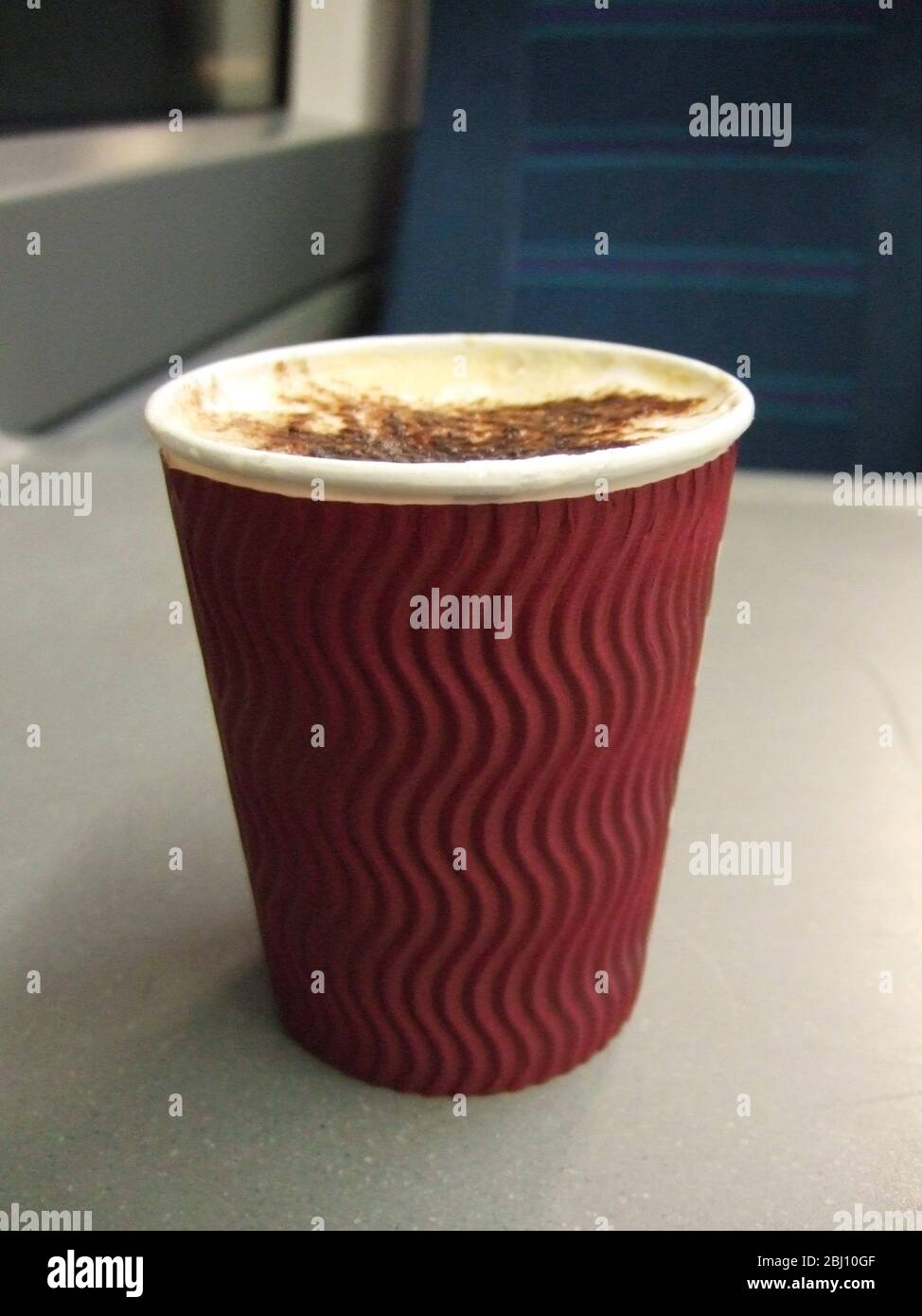 Pappbecher Cappuccino Kaffee aus dem Bahnhof gekauft Coffee Shop zu trinken im Zug - Stockfoto