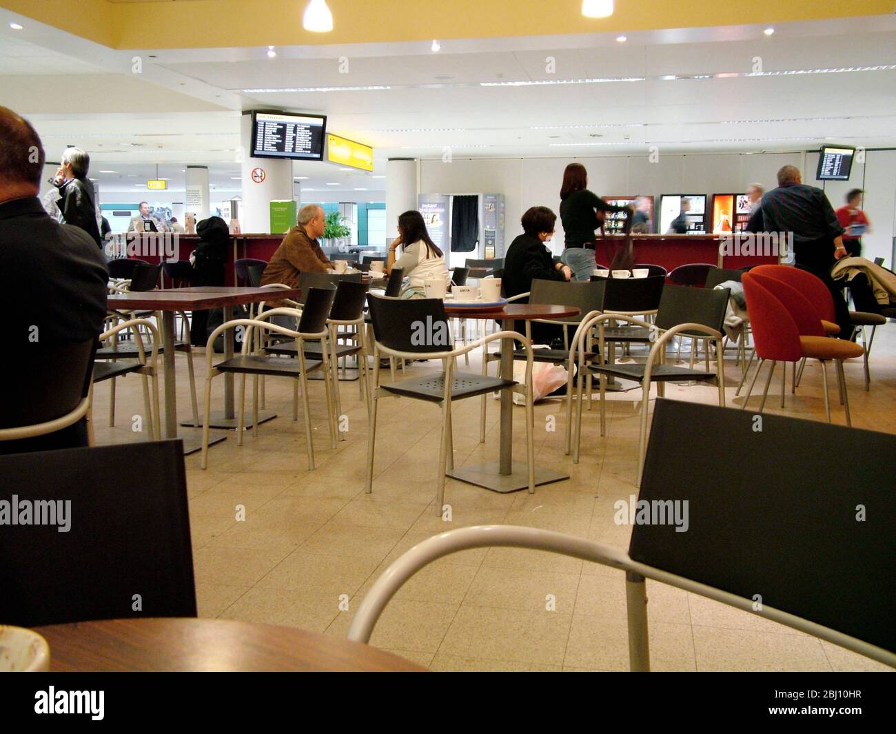 Menschen warten im Café am Flughafen Edinburgh - Stockfoto