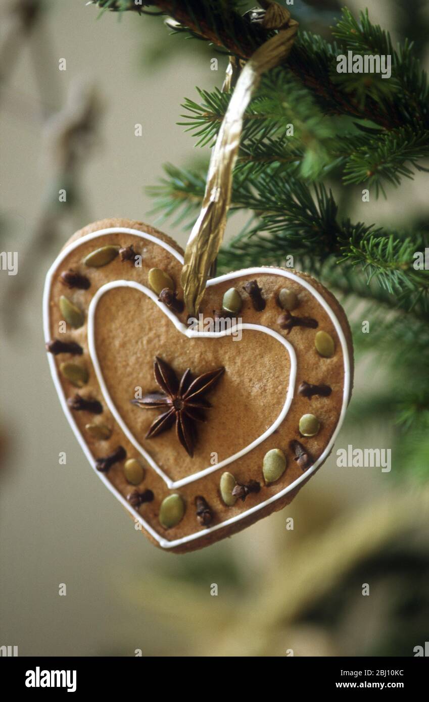 Schwedische Art Ingwer Kekse gemacht, um als weihnachtsbaum Dekorationen hängen - Stockfoto