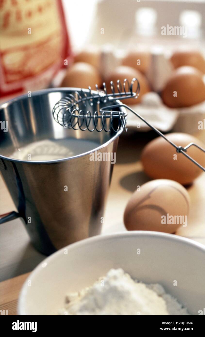 Mischen von Zutaten - Stockfoto