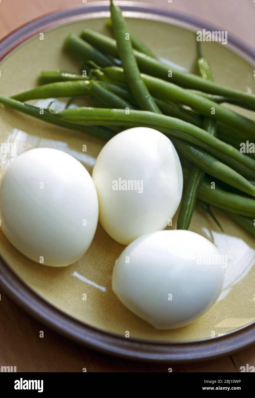 Geschälte gekochte Eier und blanchierte französische Bohnen bereit, Salaten Nikoise machen - Stockfoto