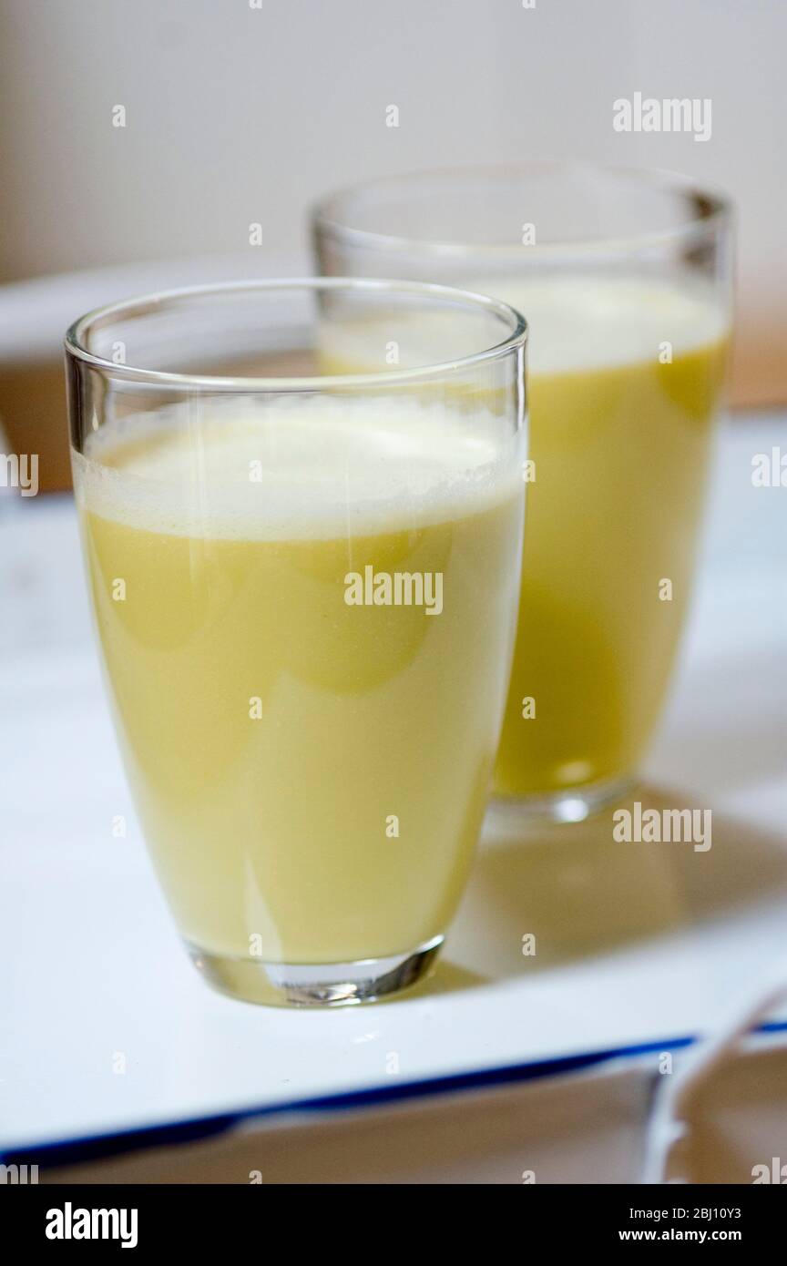 Zwei Gläser Smoothie-Getränk auf weißem Tablett - Stockfoto