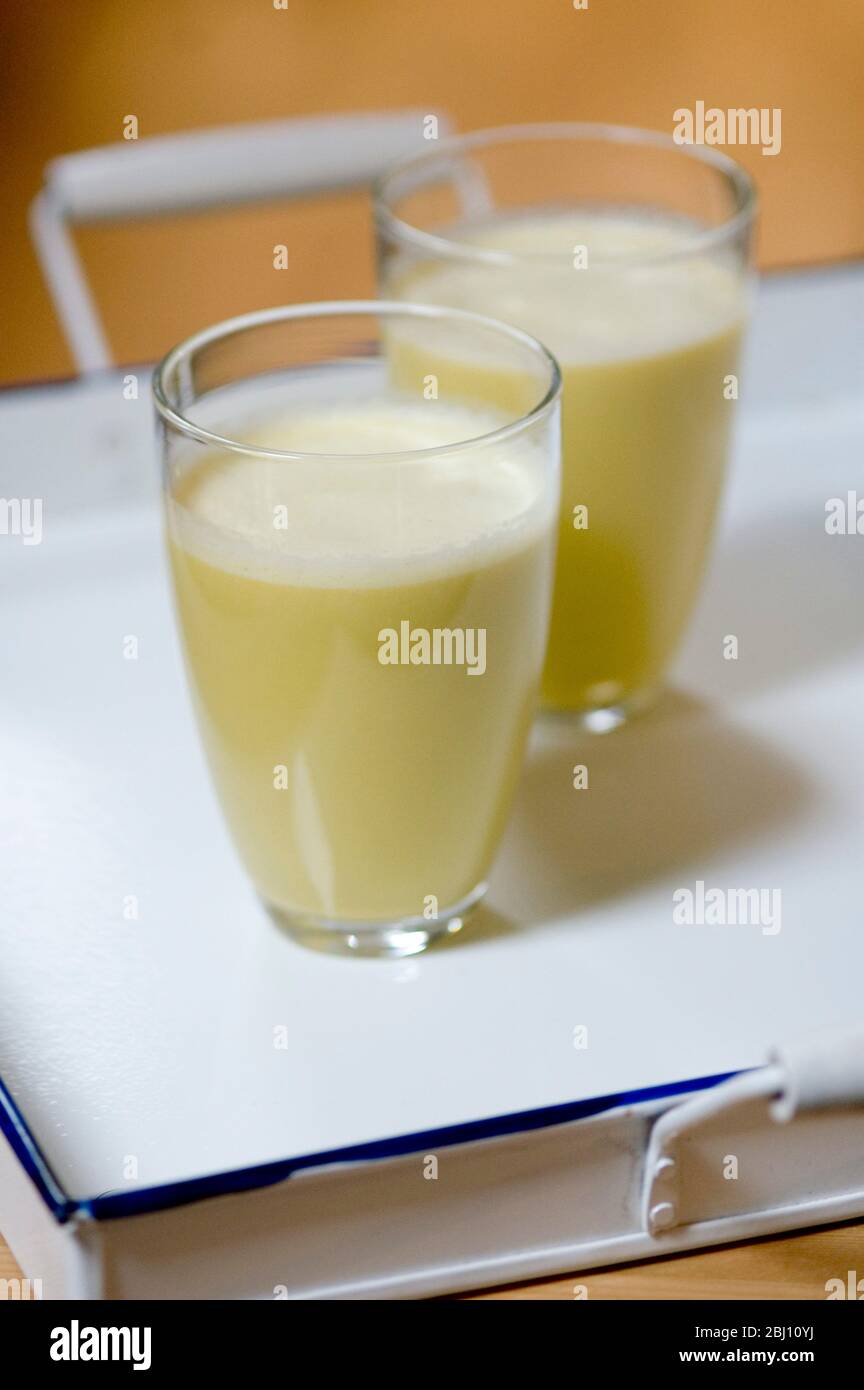 Zwei Gläser Smoothie-Getränk auf weißem Tablett - Stockfoto