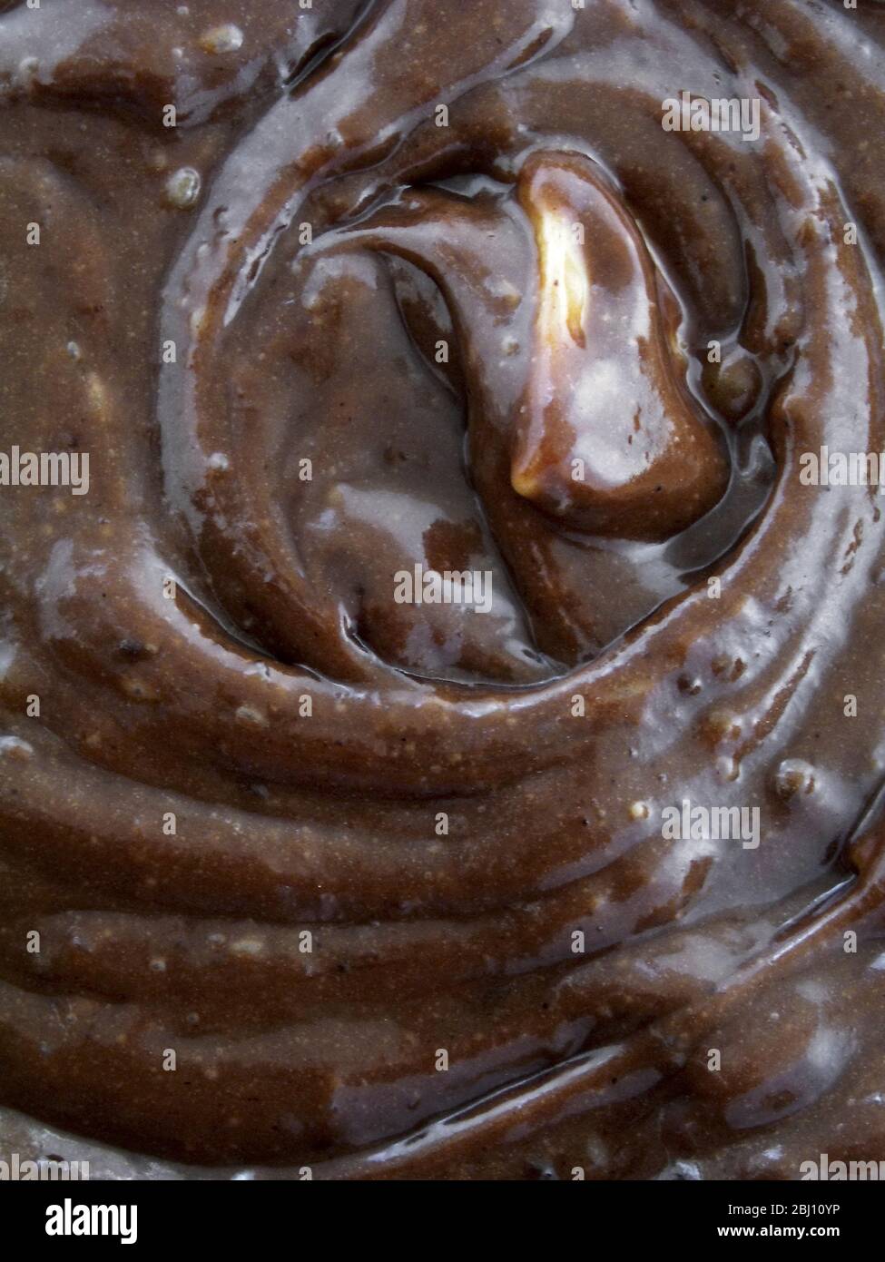 Nahaufnahme von Schokoladenmuffinteig gemischt und bereit zum Backen - Stockfoto