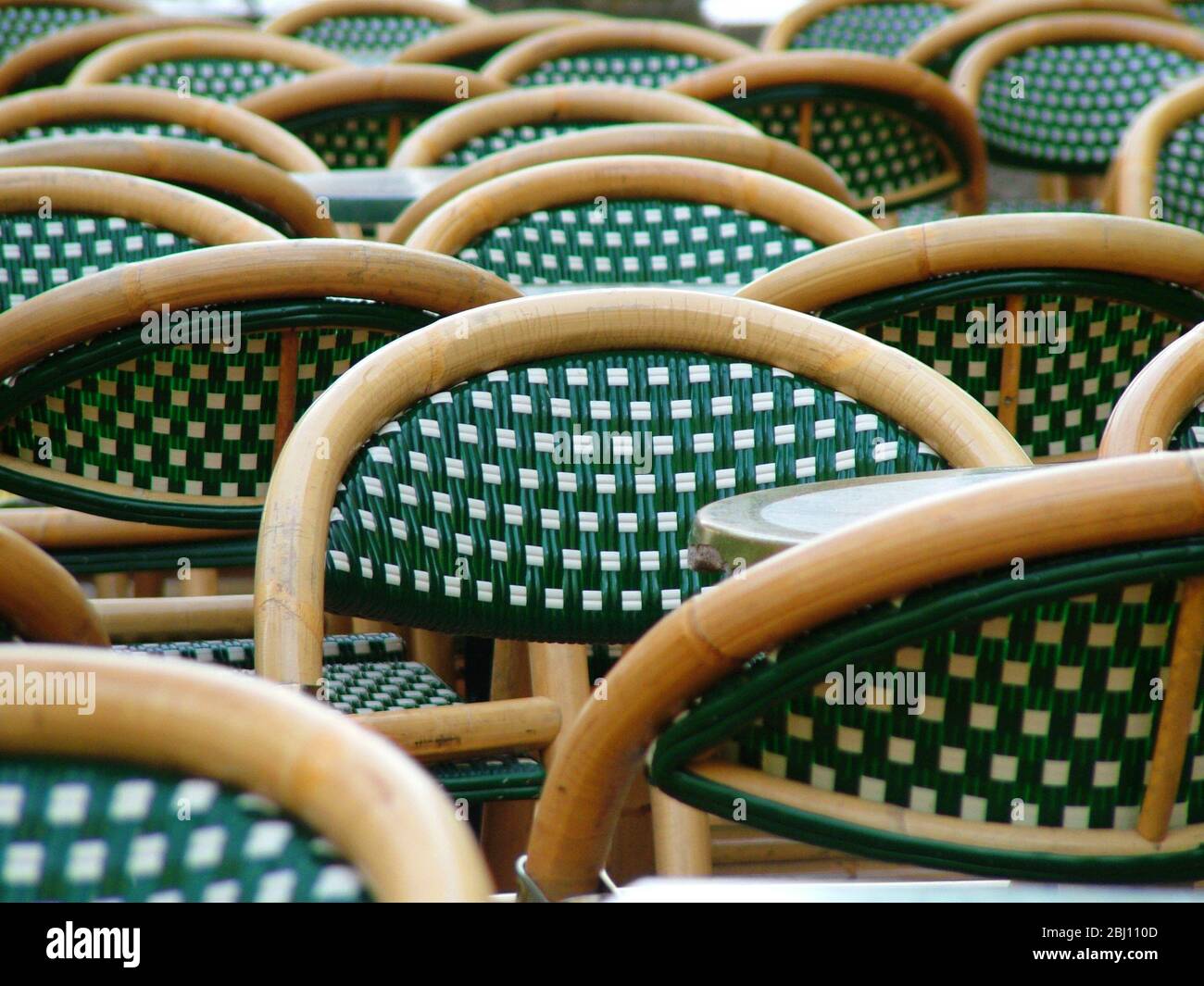 Cafehaus stühle -Fotos und -Bildmaterial in hoher Auflösung – Alamy