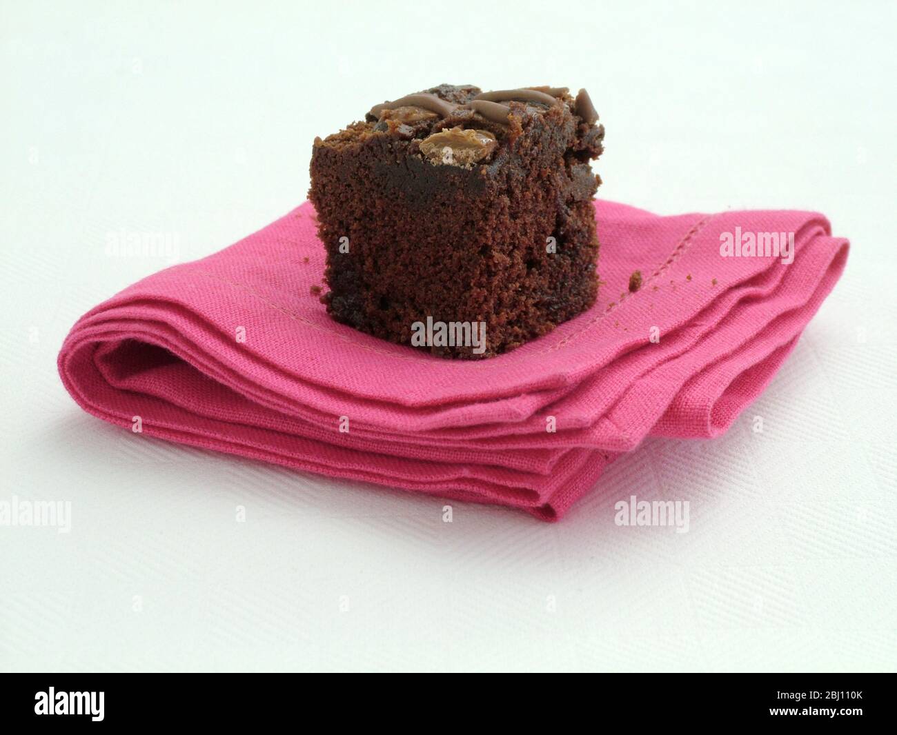 Schokolade Brownie auf rosa Leinen Serviette - Stockfoto