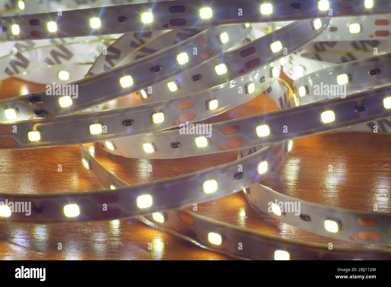 LED-Streifen auf einem Holztisch Stockfoto