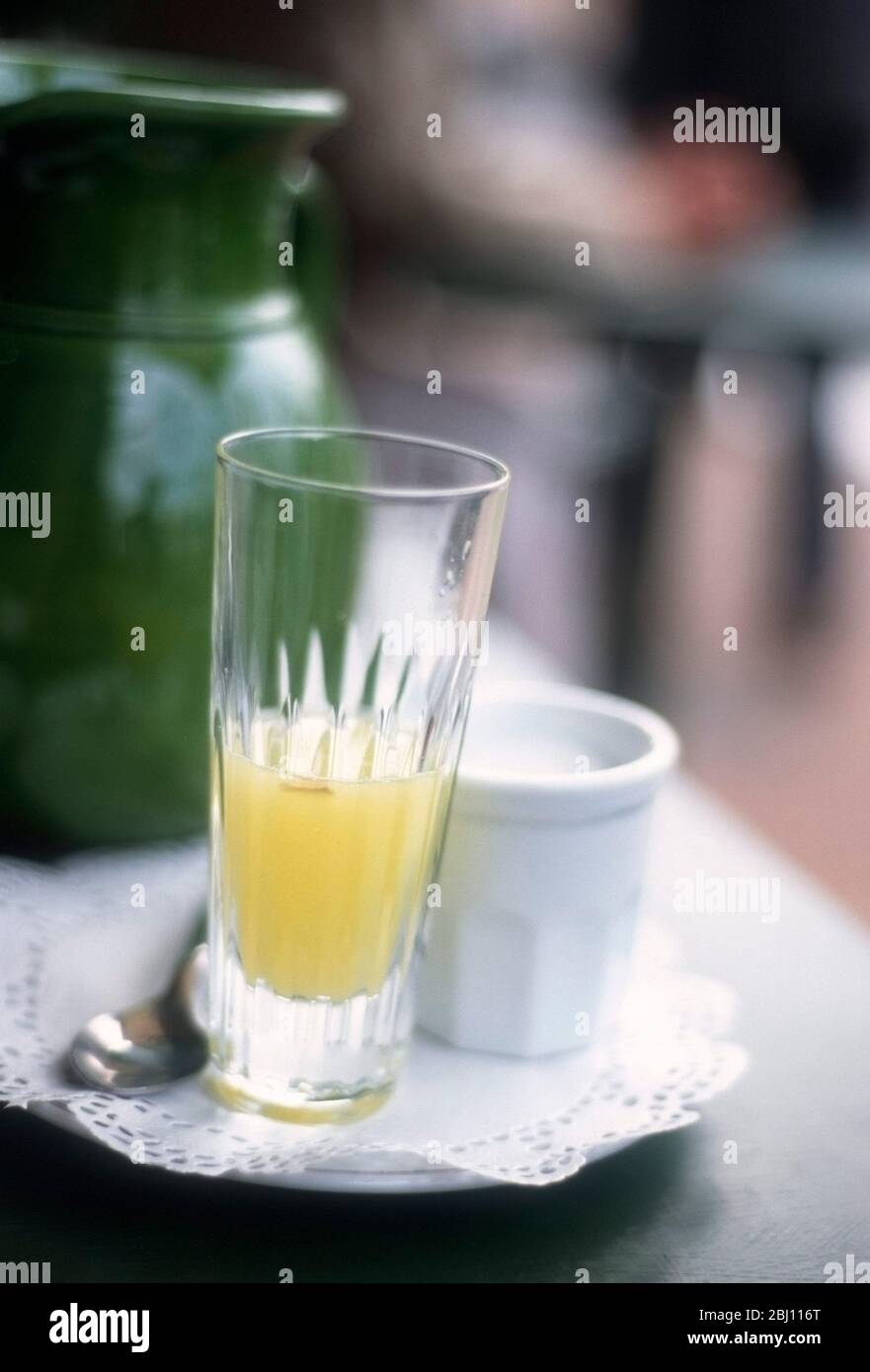 Klassische Zitronen-Presse auf dem Tisch außerhalb Café / Patisserie in Valbonne, Südfrankreich - Stockfoto