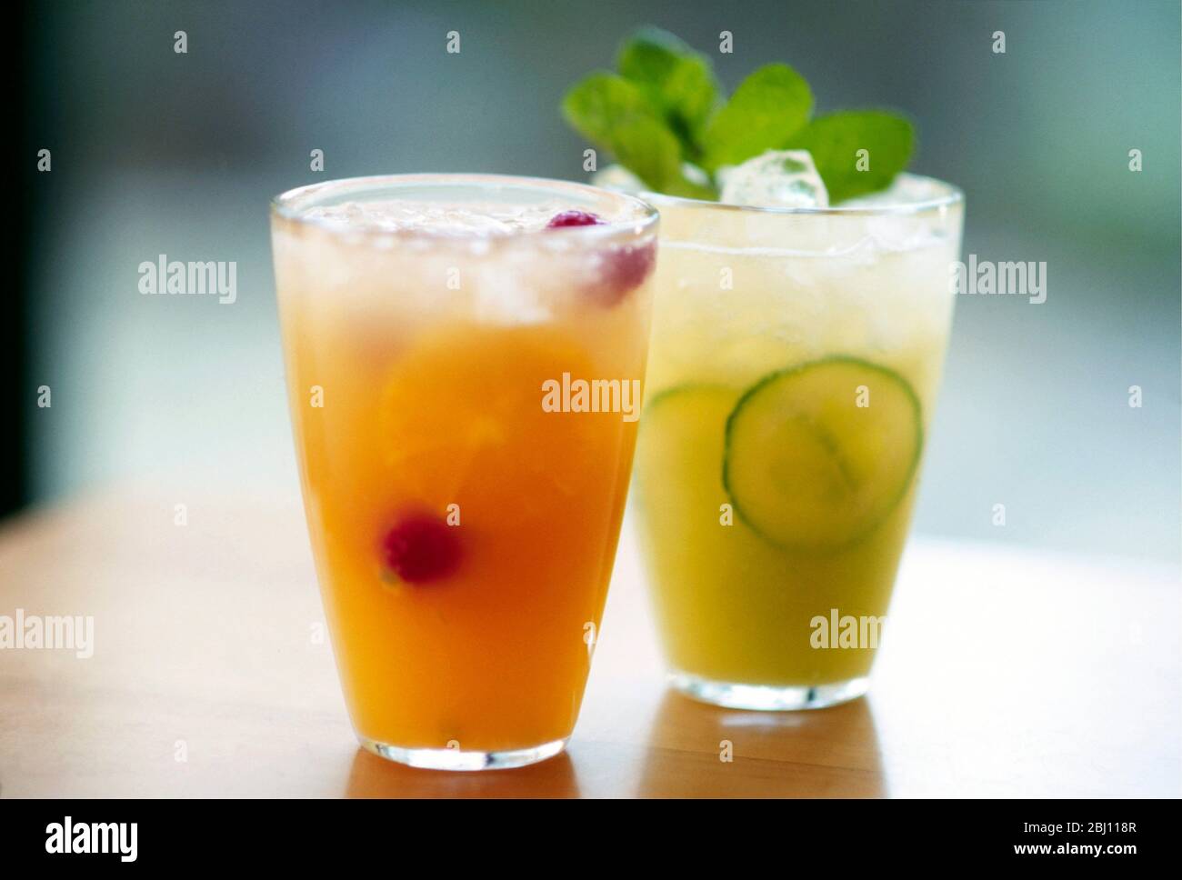 Zwei Gläser frisch zubereitete Fruchtcocktails oder Smoothies - Stockfoto
