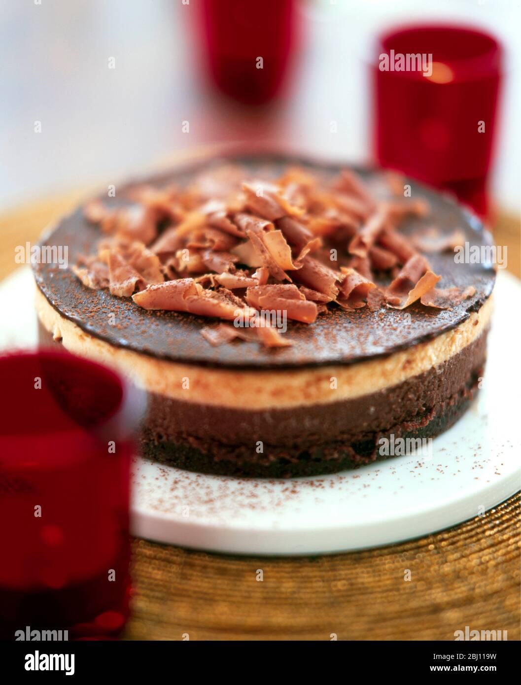 Zweifarbige Chcolate-Torte mit Milchschokoladenlocken - Stockfoto