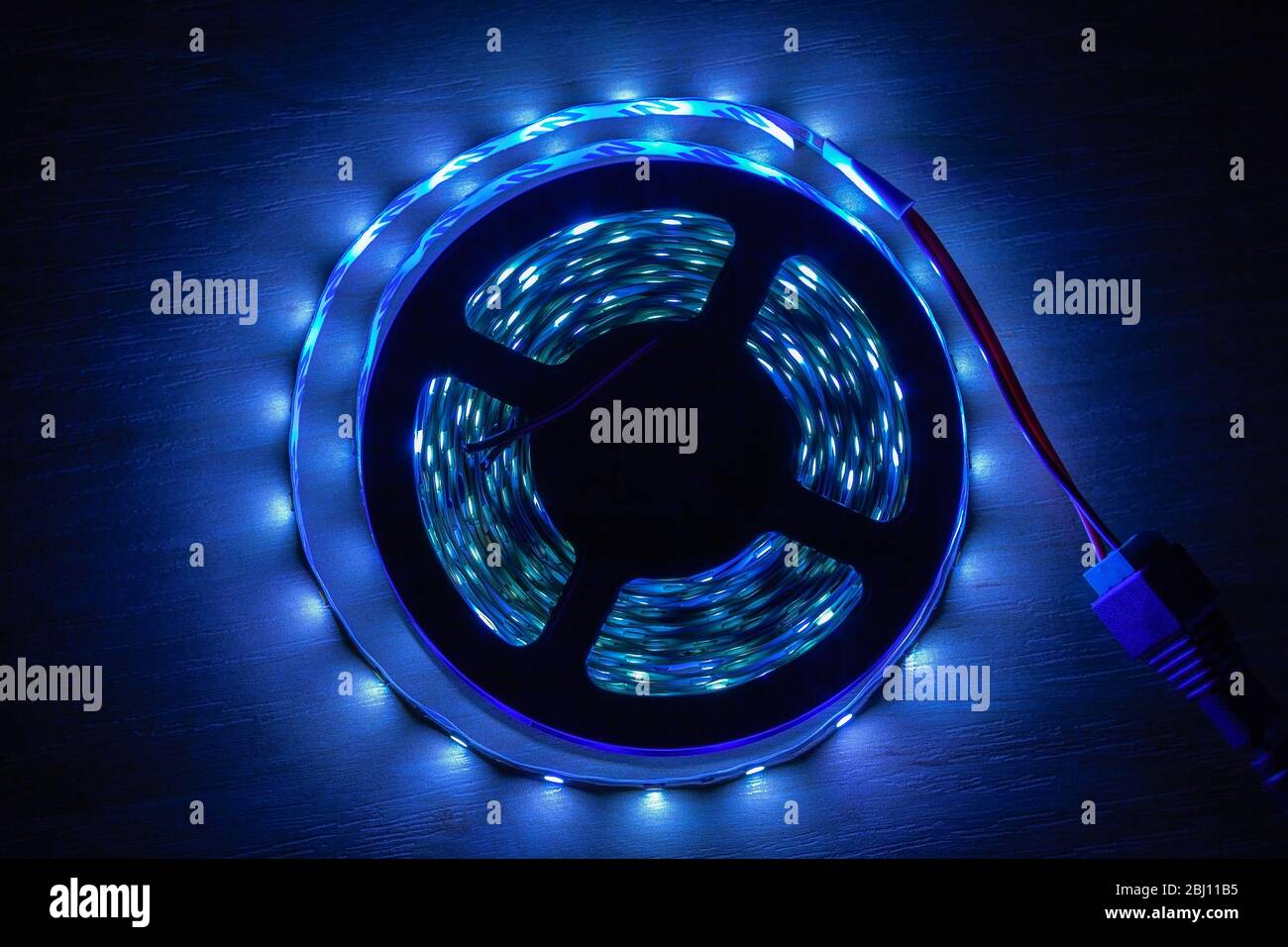 LED-Streifen auf einem Holztisch, Nahaufnahme Stockfoto