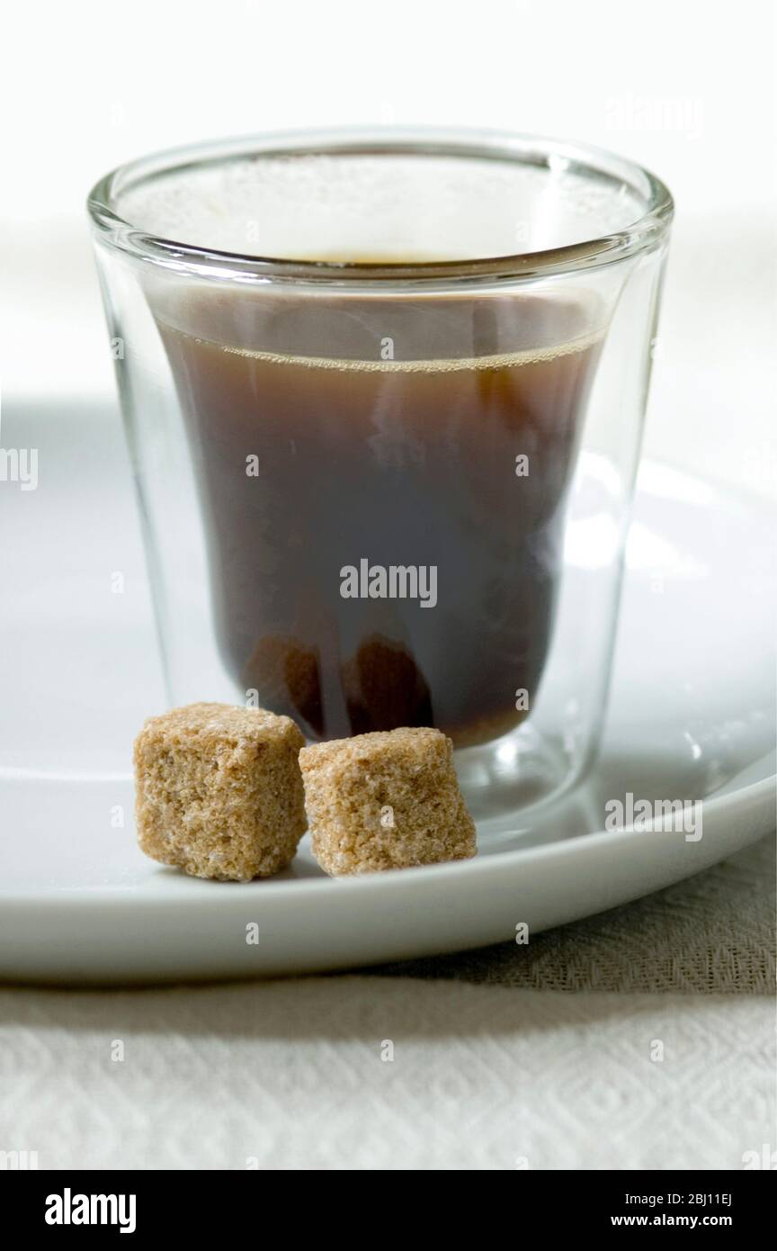 Bodum Kaffeetlas mit Espresso Kaffee Zuckerlöffel und Löffel auf Leinentuch - Stockfoto