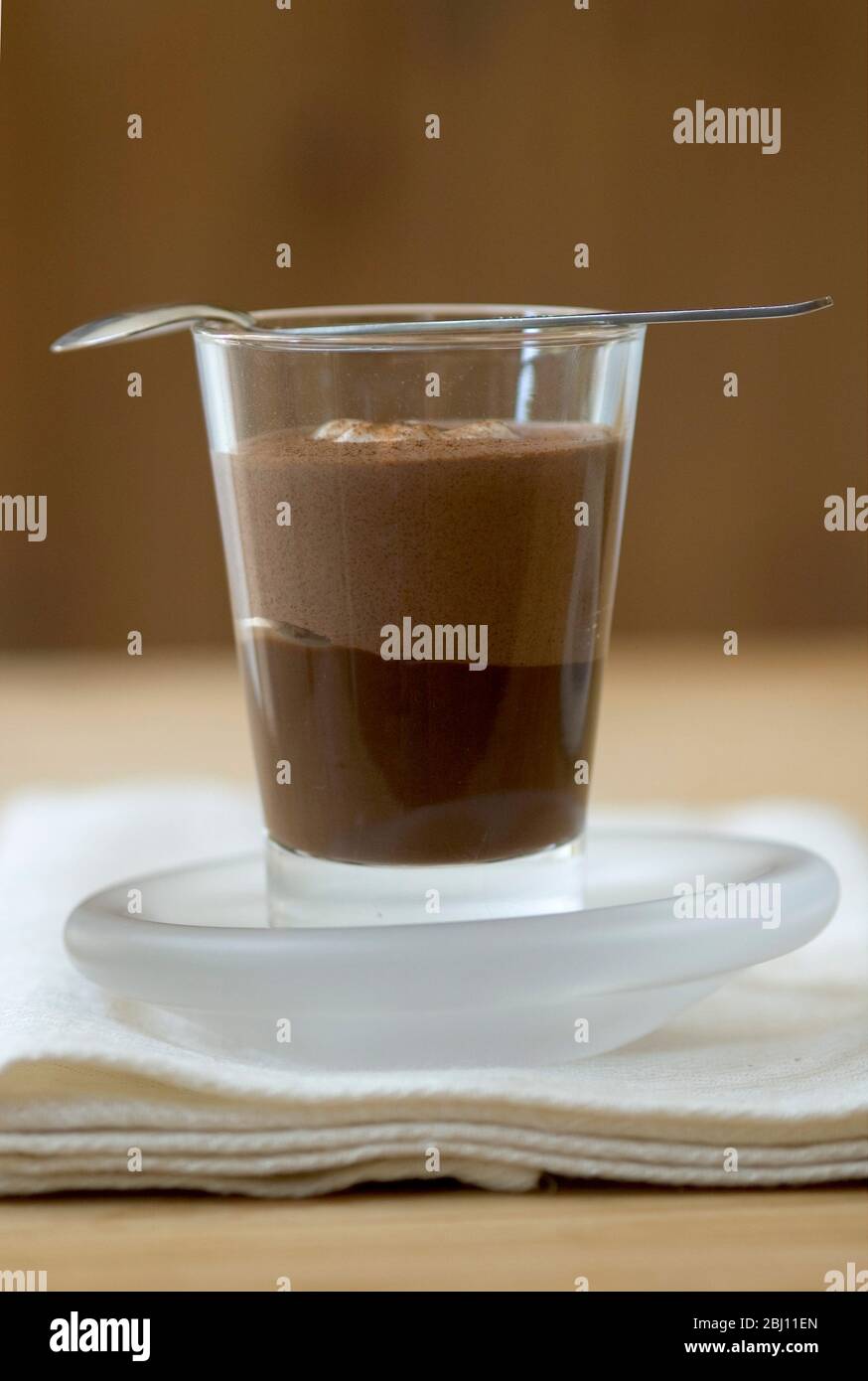 Schokolade Mokka geschichteten Dessert in Glas Becher mit Teelöffel auf der Oberseite - Stockfoto