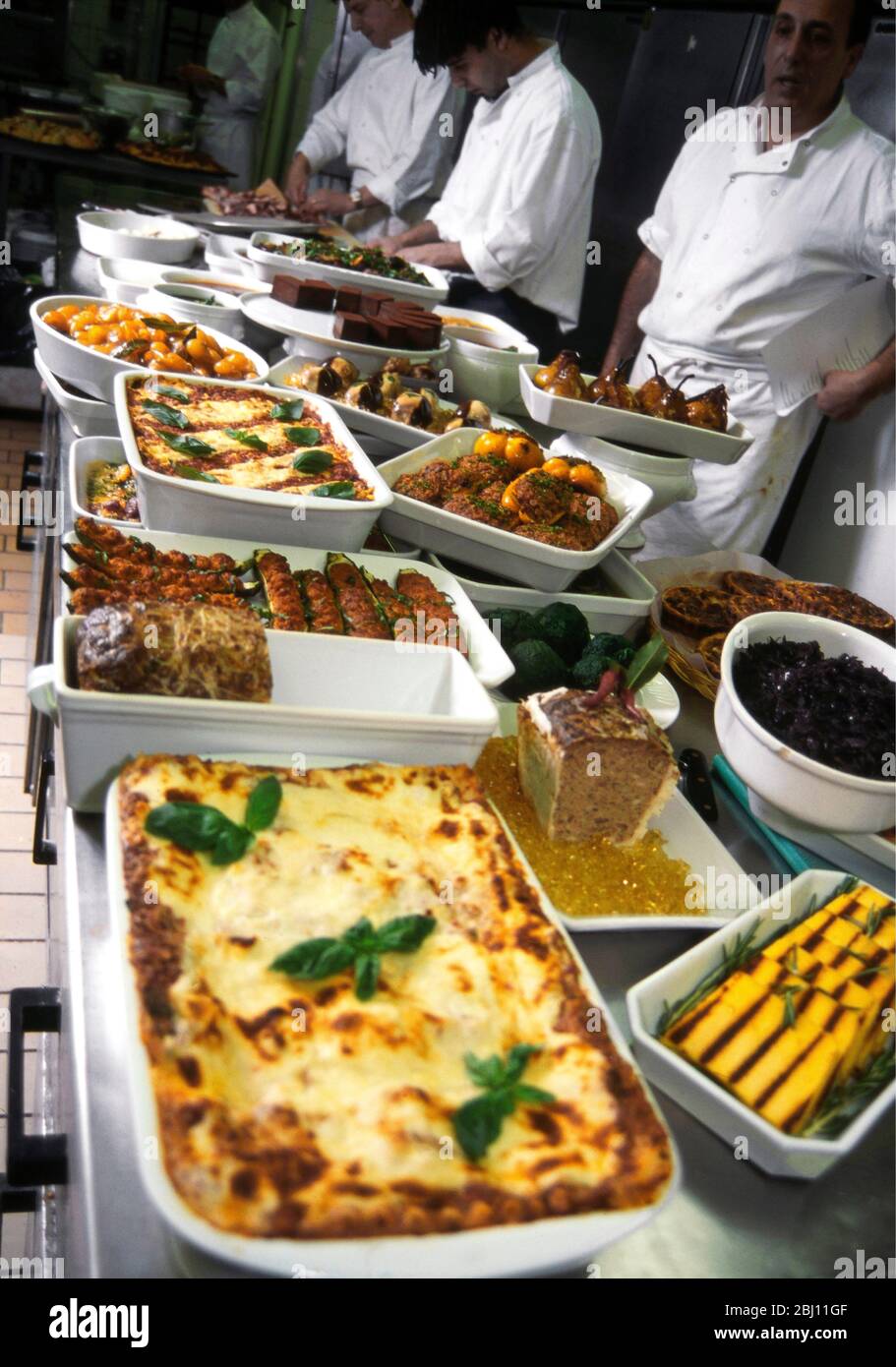 Im Inneren des Neal Street Restaurant Küche mit großer Auswahl an Gerichten bereit für den Service - Stockfoto