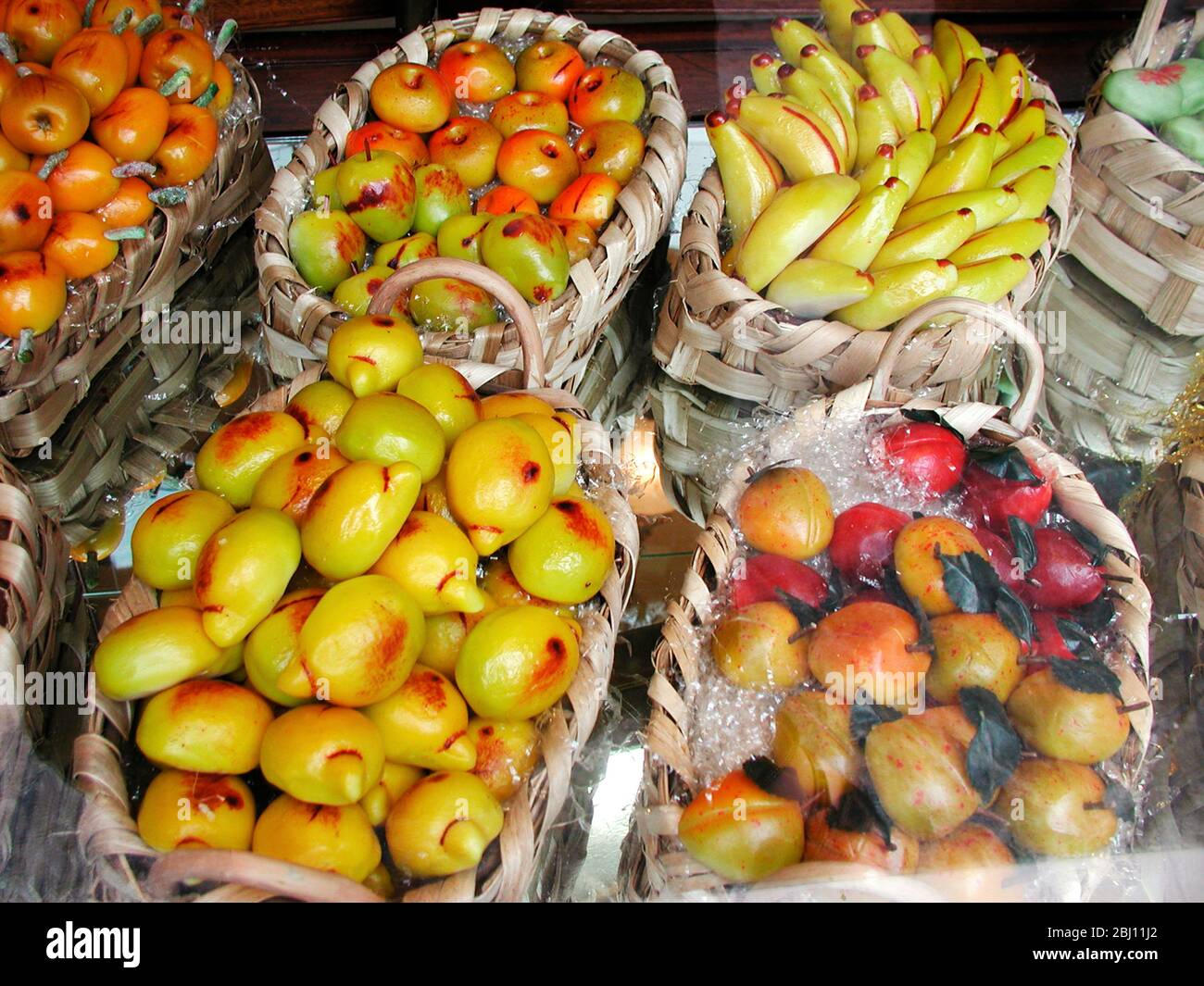 Im Schaufenster des Amalfi-Shops werden kandierte Früchte und Marzipan-Süßigkeiten ausgestellt. Italien - Stockfoto