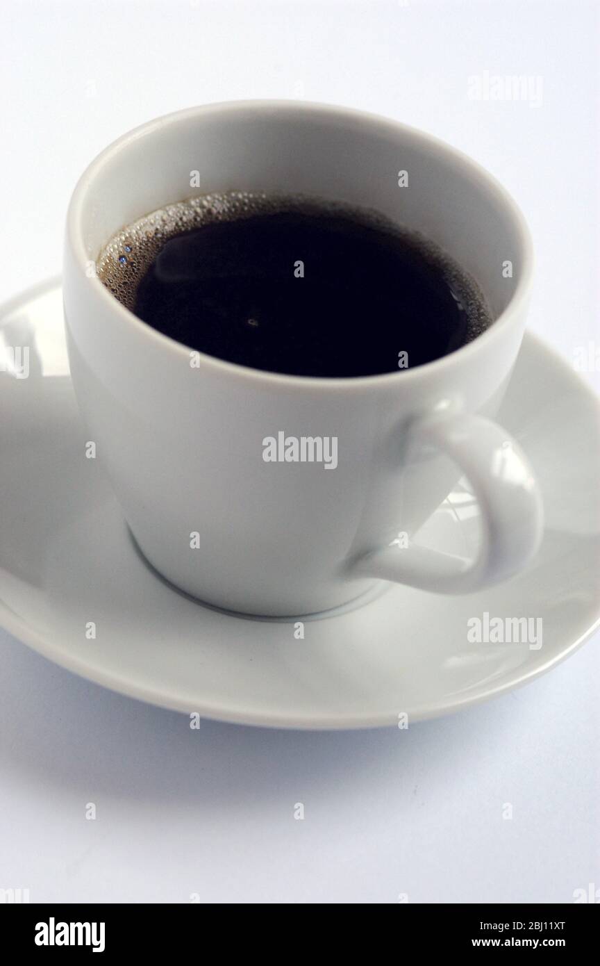 Kleine Tasse schwarzen Kaffee nach dem Abendessen - Stockfoto