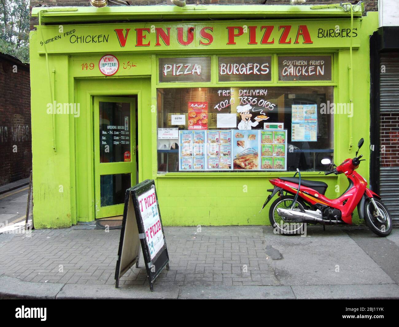 Fassade der Venus Pizza in Whitecross Markt London - Stockfoto