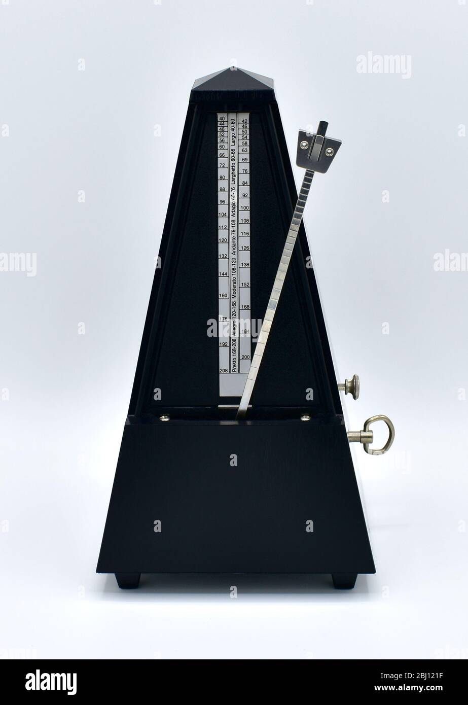 Schwarz Metronom isoliert auf einem weißen Hintergrund. Stockfoto