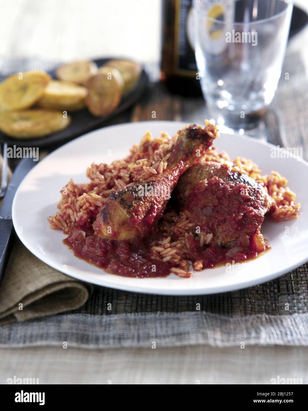Gebratenes huhn mit gebratenem reis -Fotos und -Bildmaterial in hoher ...